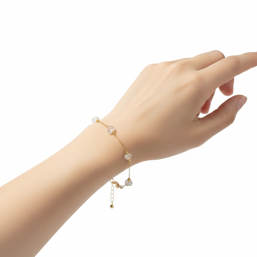 Bracelet sur poignet fond blanc