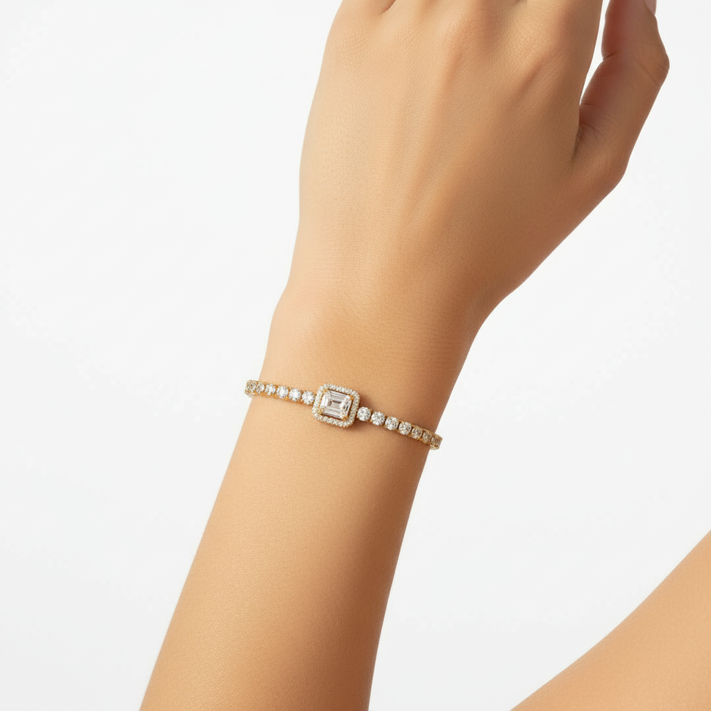 Bracelet Svetlana cristal - porté sur poignet avec doré accentué