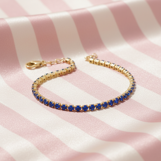 Bracelet tennis bleu saphir - fond rose rayé satiné