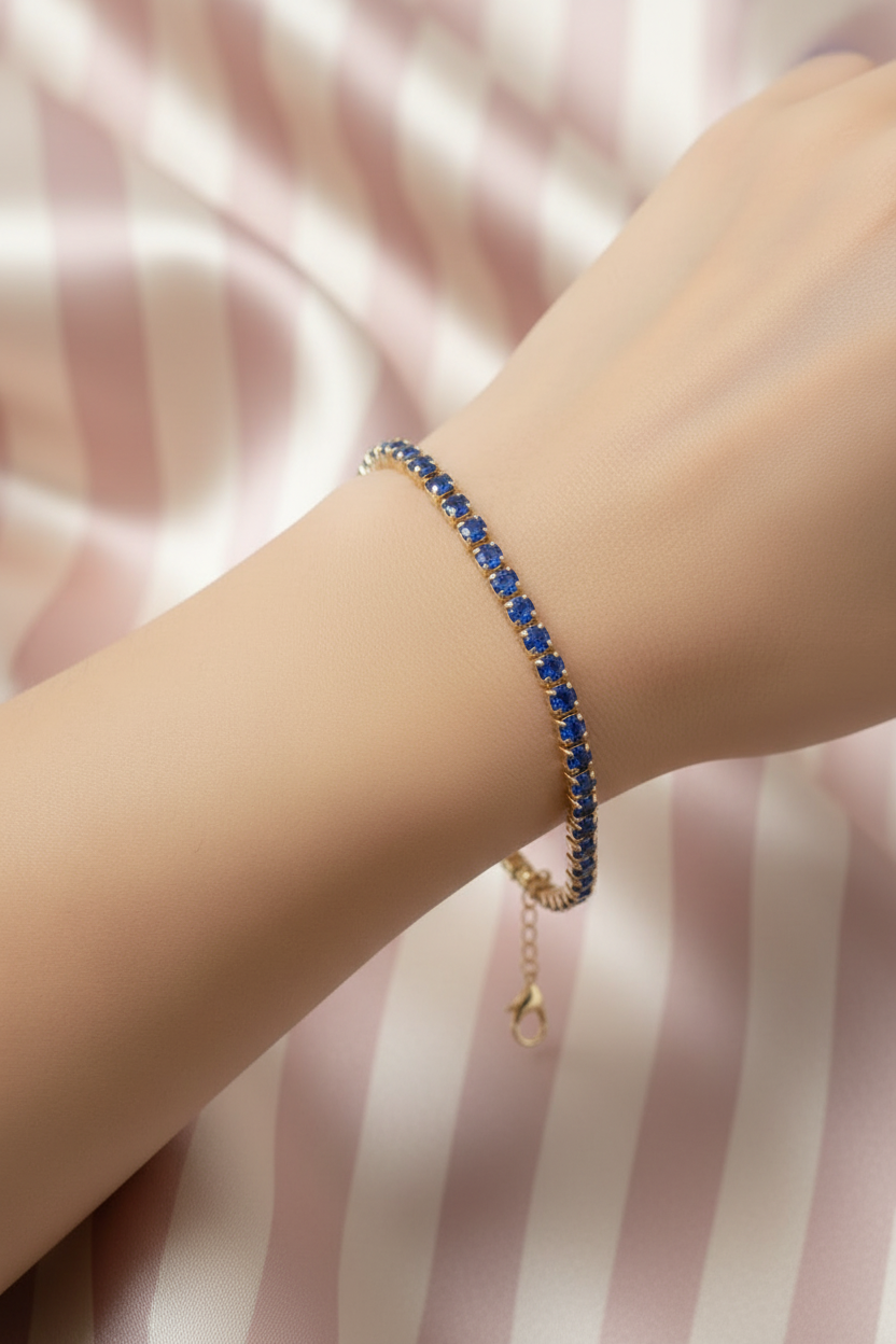 Bracelet tennis bleu saphir porté - fond rose rayé satiné