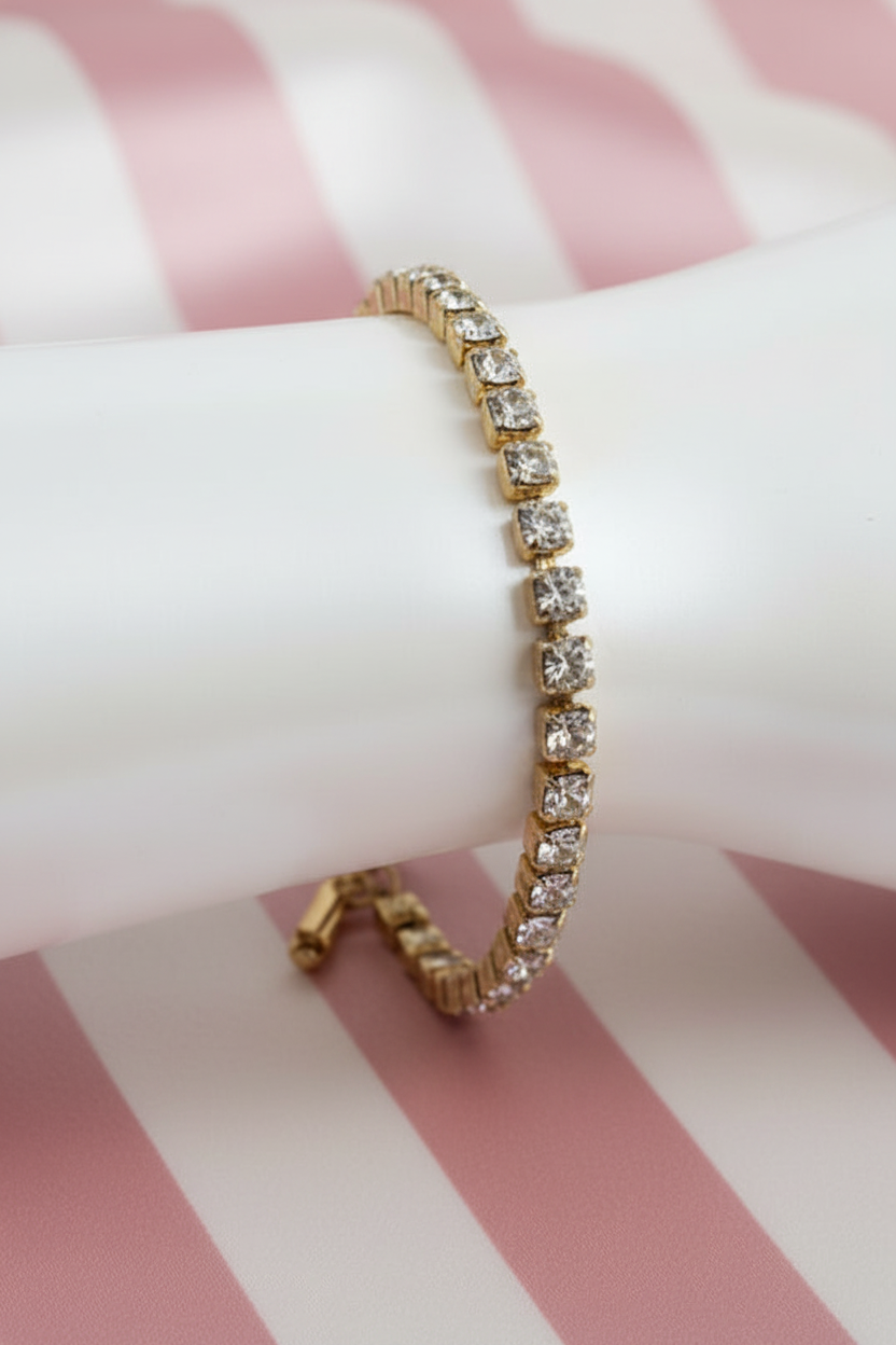 Bracelet tennis vertical sur fond rayé rose poudré et crème