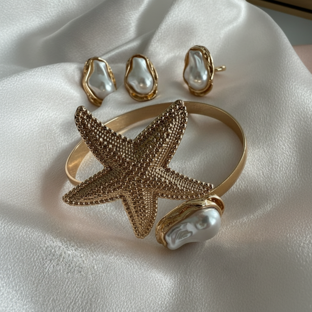 Bracelet étoile de mer et boucles sur fond blanc satiné