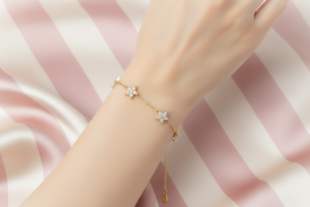 Bracelet étoiles cristal au poignet - fond satiné