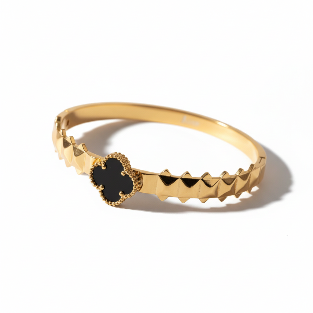 Bracelet trèfle noir vue latérale fond blanc