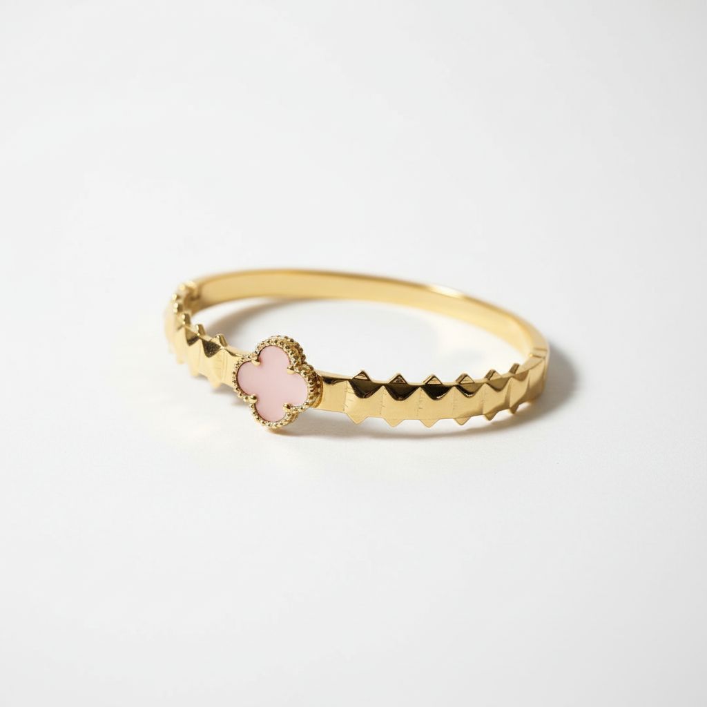 Bracelet trèfle rose vue latérale fond blanc