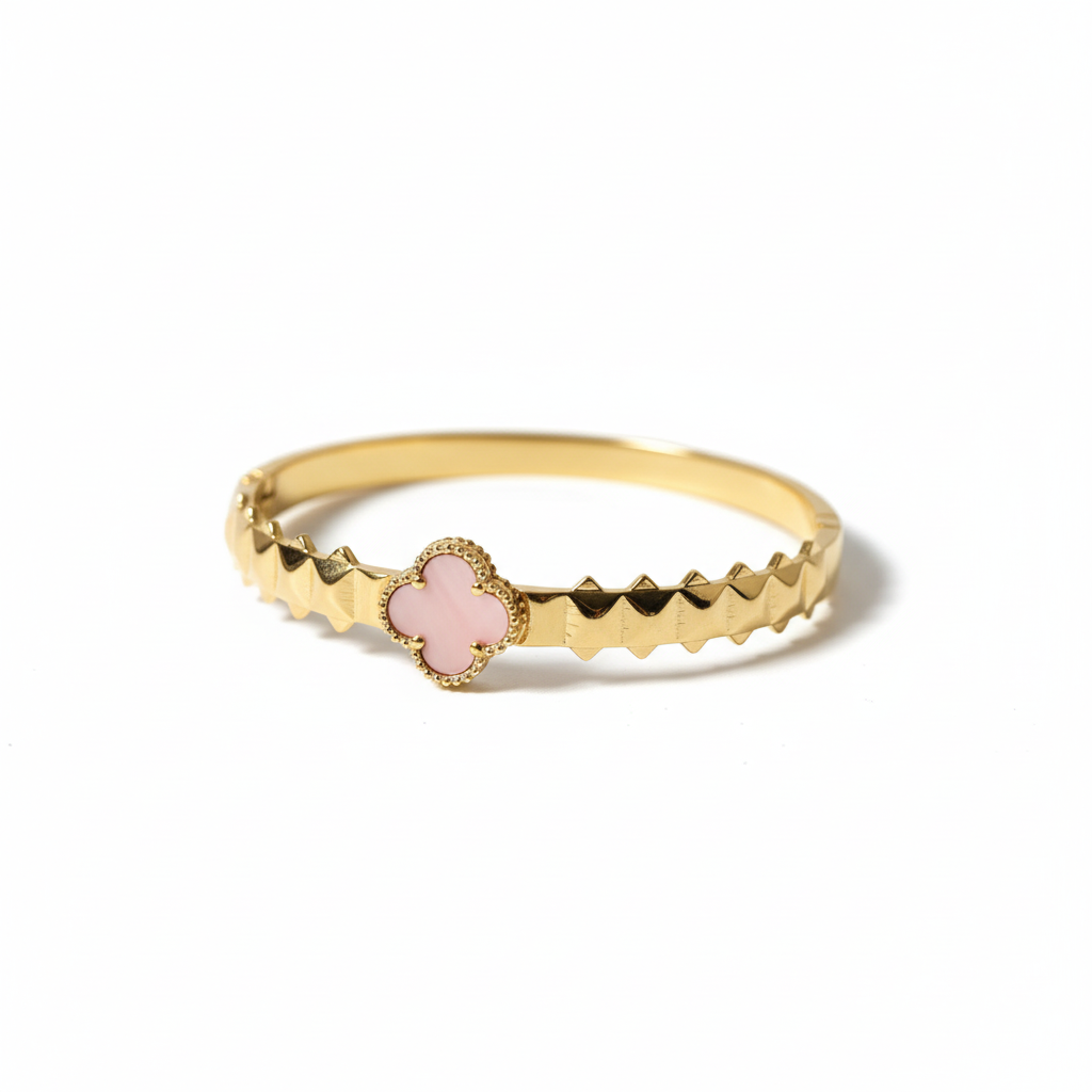 Bracelet trèfle rose vue rapprochée fond blanc