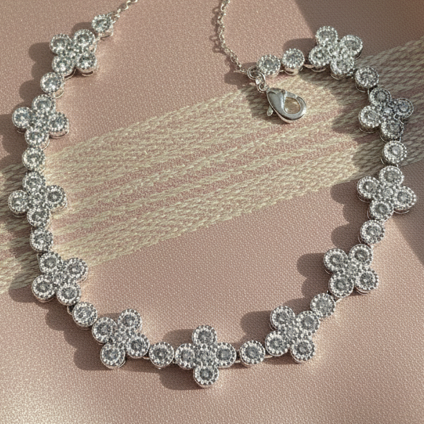 Bracelet trèfles argentés cercle - fond rose poudre