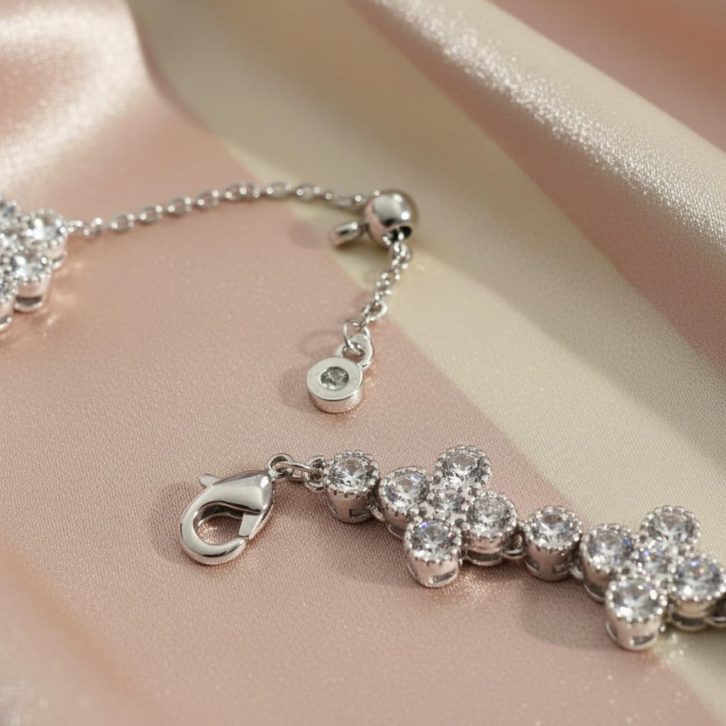 Bracelet trèfles argentés détail - fond rose poudre