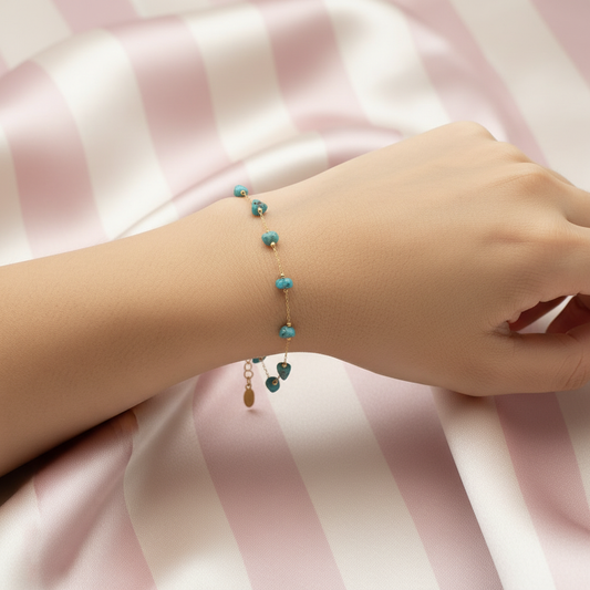 Bracelet turquoise au poignet