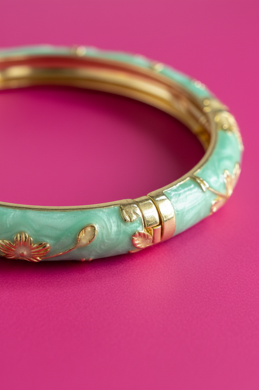 Bracelet turquoise fond fuchsia - macro