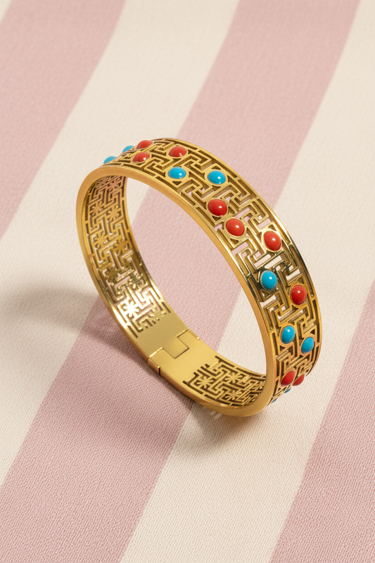 Bracelet vue trois-quarts - fond rayé rose poudré et crème