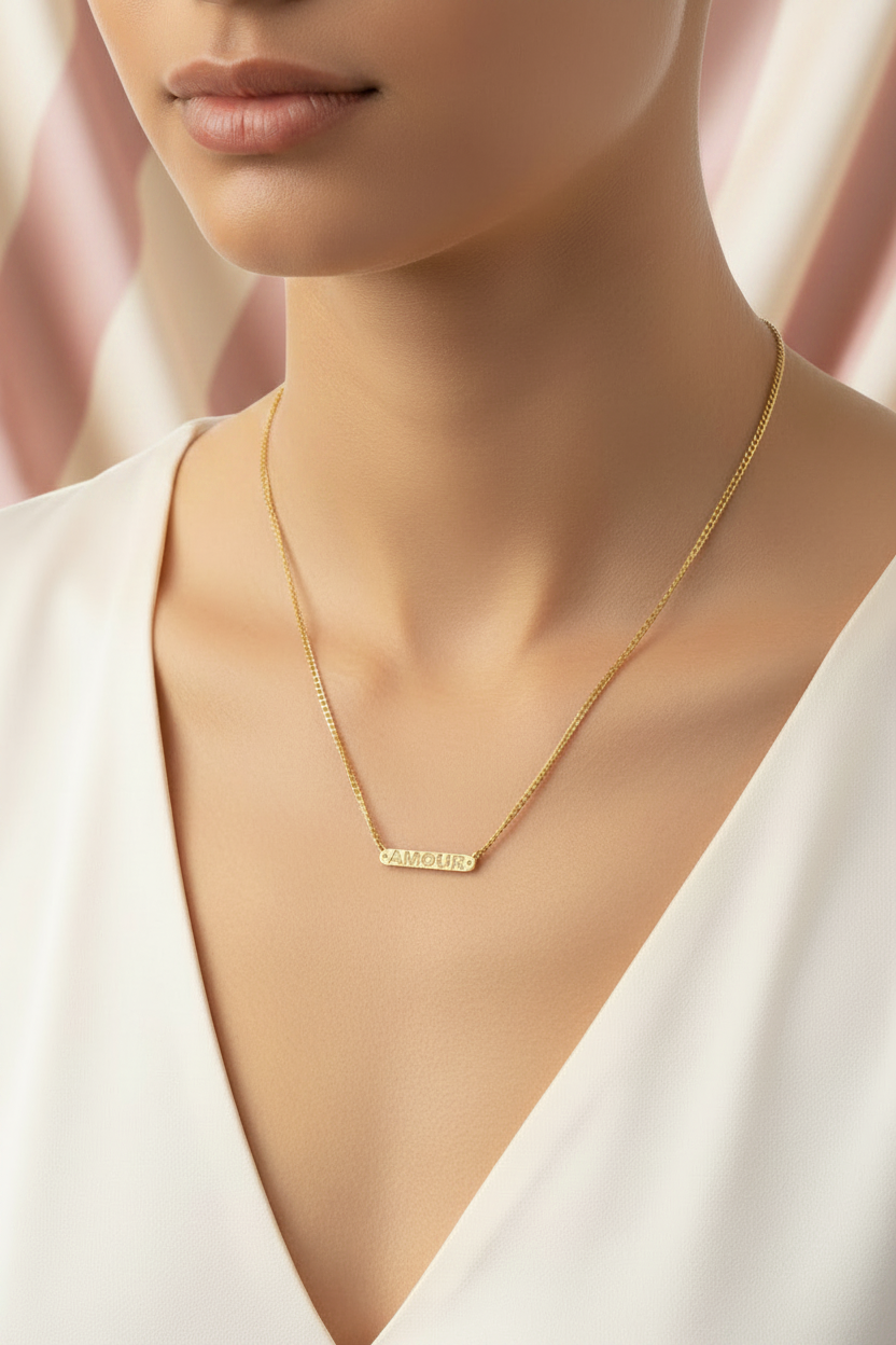 Collier AMOUR porté - fond satiné rayures