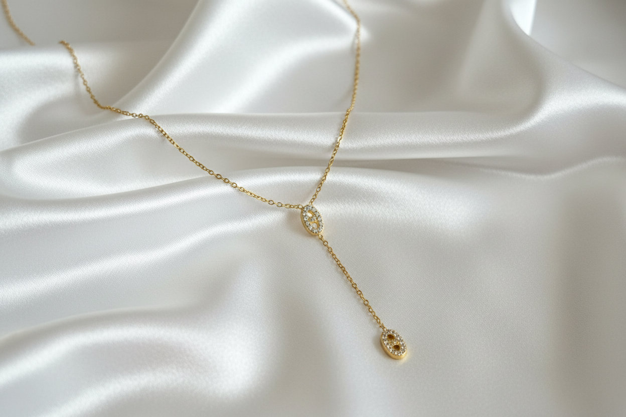Collier avec pierres blanches sur fond satiné