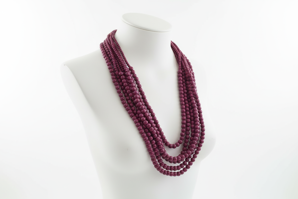 Collier bordeaux sur buste vue 1