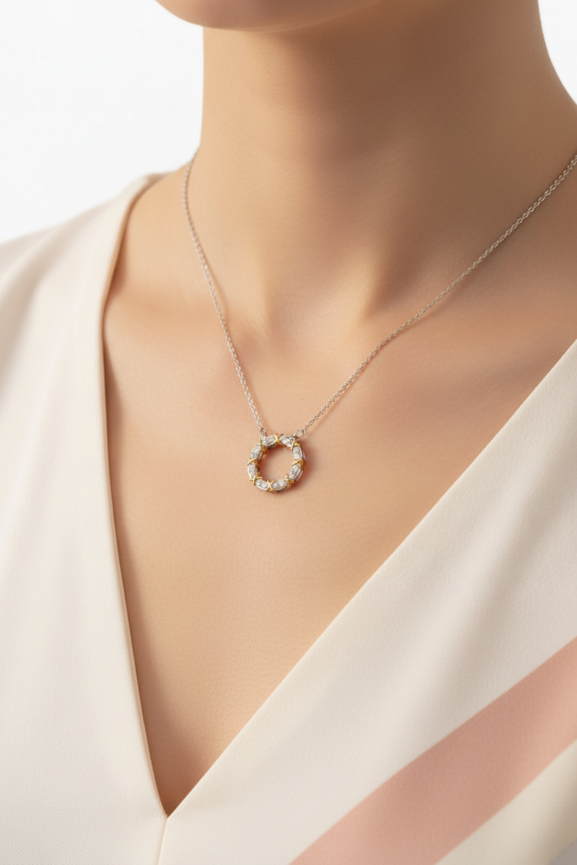 Collier cercle cristaux porté - fond satiné