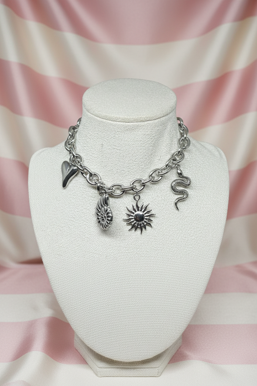 Collier charms argent sur buste — fond rayures rose poudrée & crème satinée