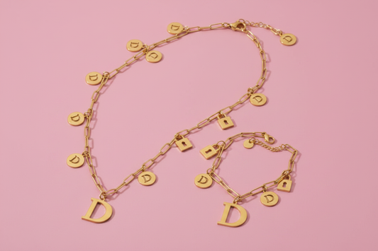 Collier D fond rose 1