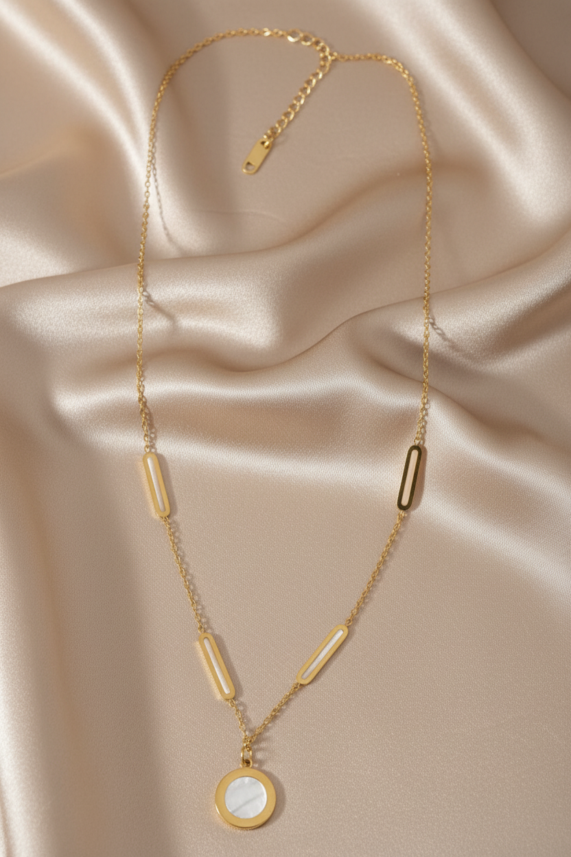 Collier doré avec pendentif nacré