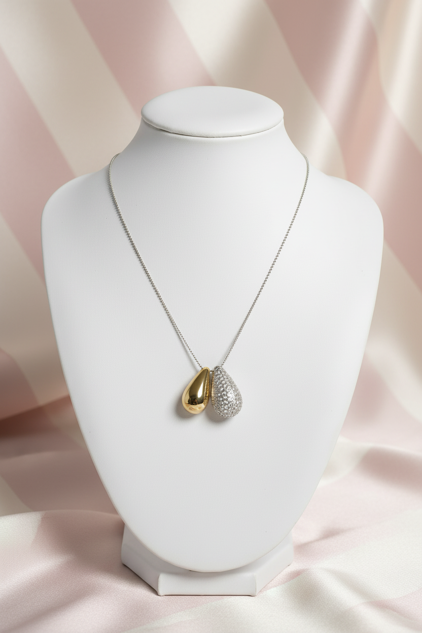 Collier double goutte sur buste - fond satiné
