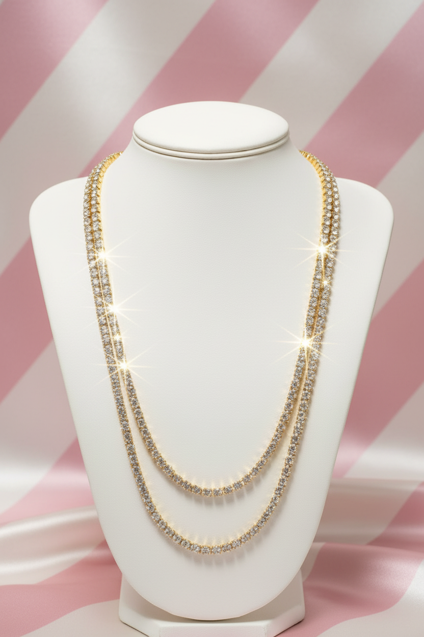 Collier double rang tennis - buste - fond rayé rose crème