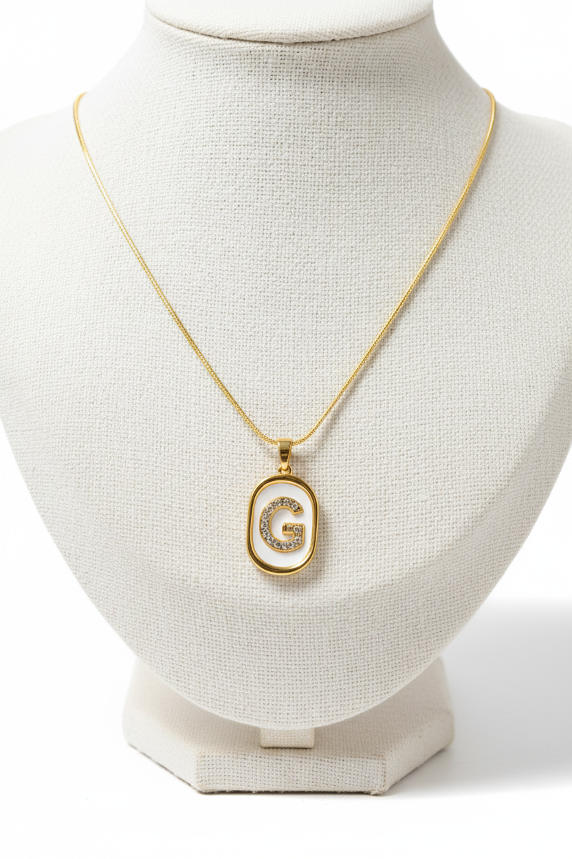 Collier initiales G - Gros plan doré rehaussé