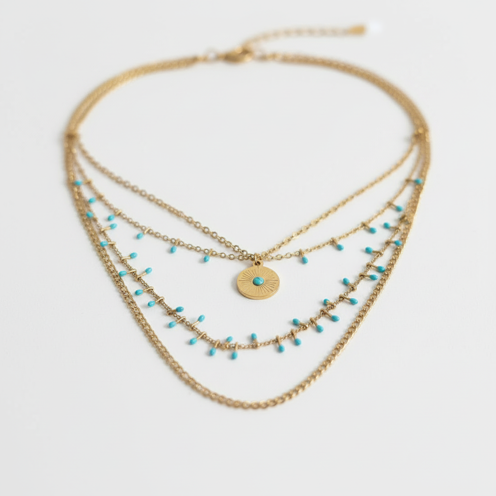 Collier jasmin détail médaillon sur fond blanc