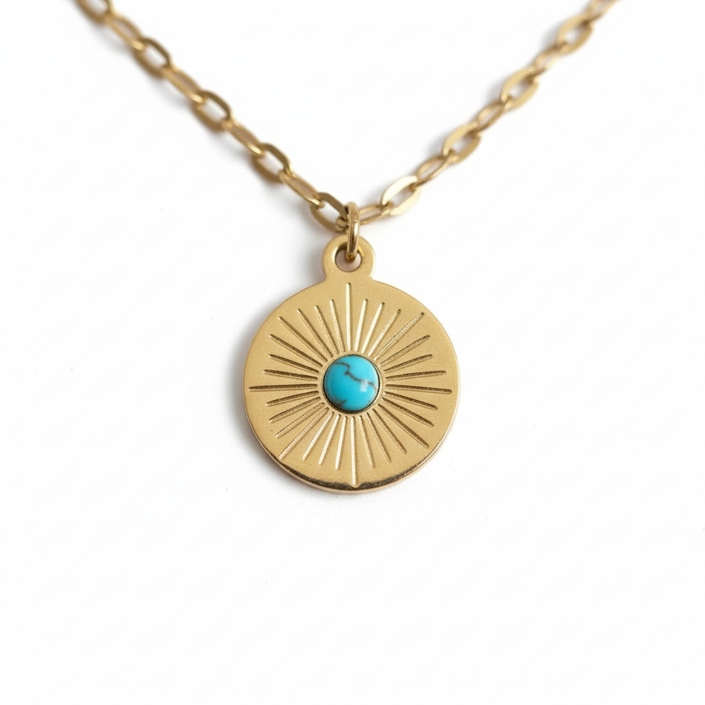 Collier jasmin très gros plan médaillon sur fond blanc