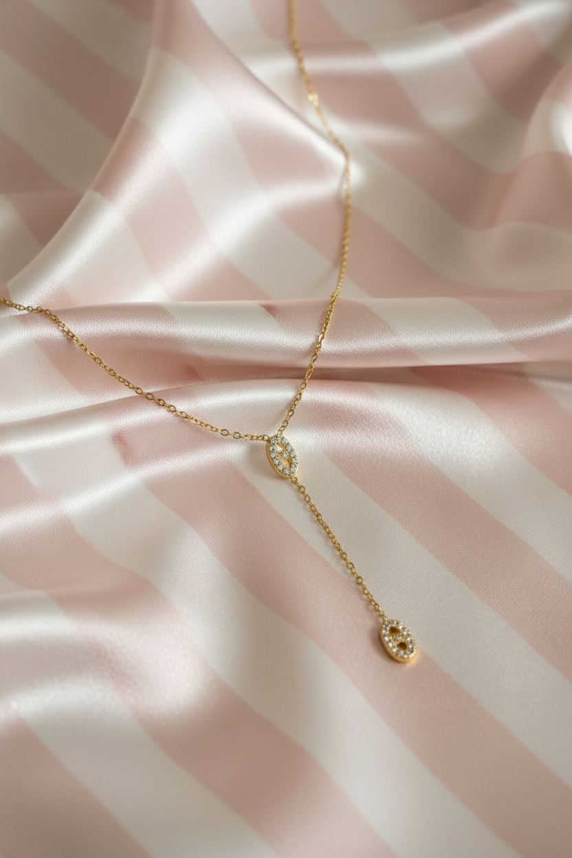 Collier lariat Y doré vue 2 - fond satiné rayures