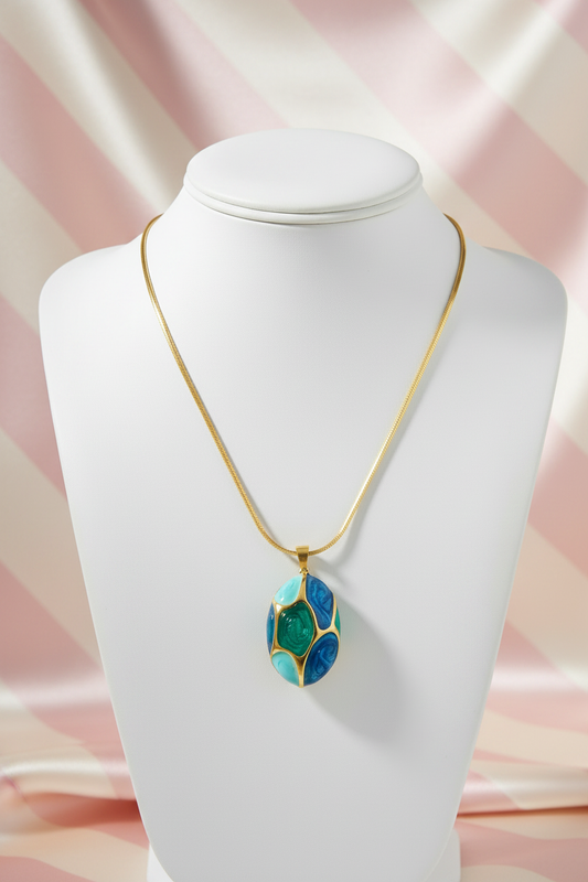 Collier mosaïque émail - buste - fond rayé rose crème