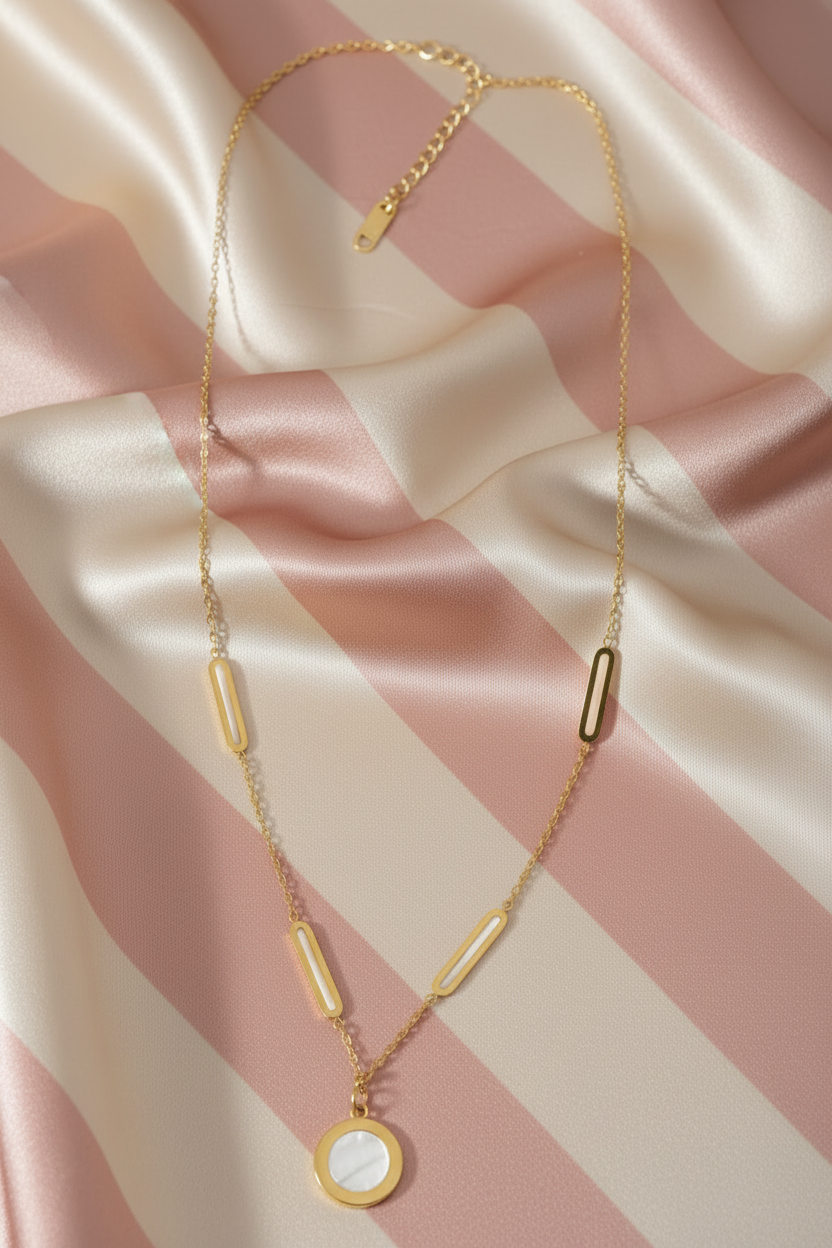 Collier nacre blanc - fond satiné rayures