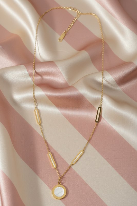 Collier nacre blanc - fond satiné rayures