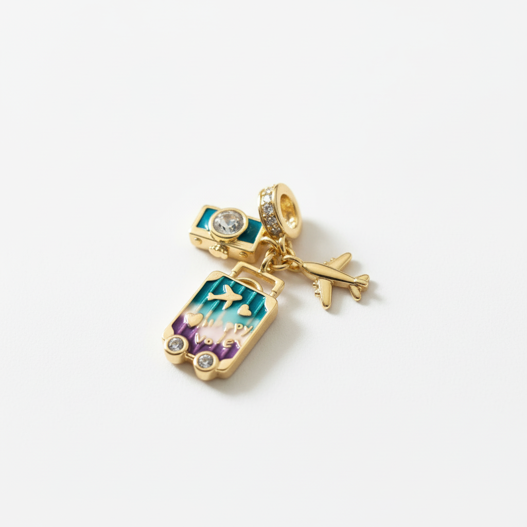 Collier NEW York détail charms sur fond blanc