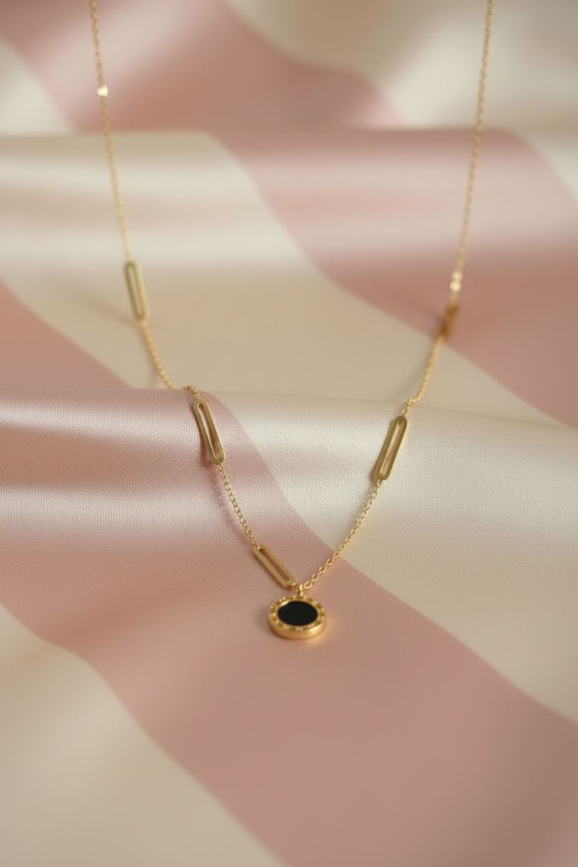Collier onyx noir - fond satiné rayures