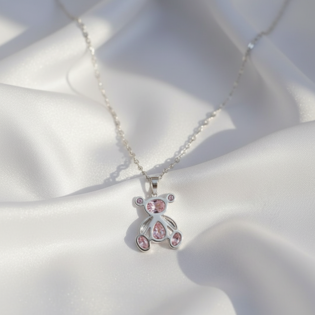Collier ourson rose – fond soie blanche