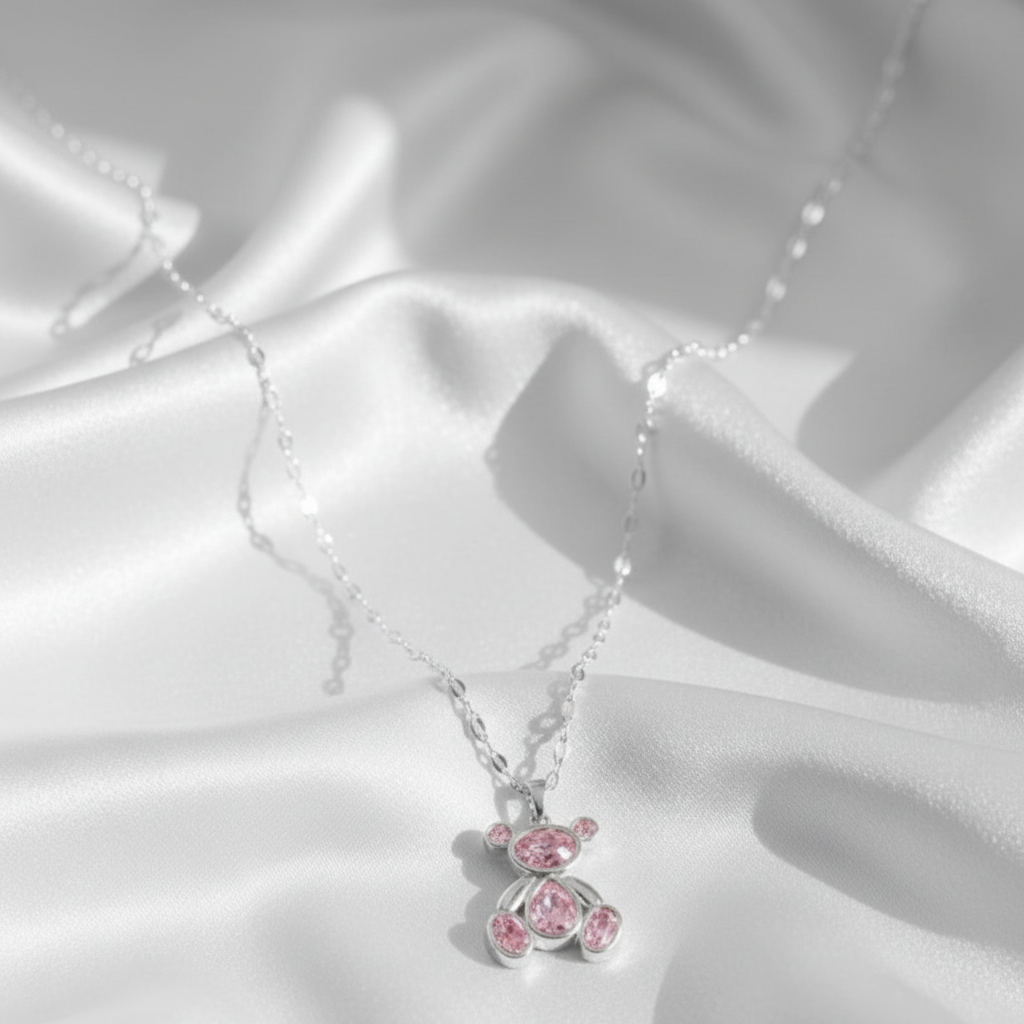 Collier ourson rose – fond soie blanche