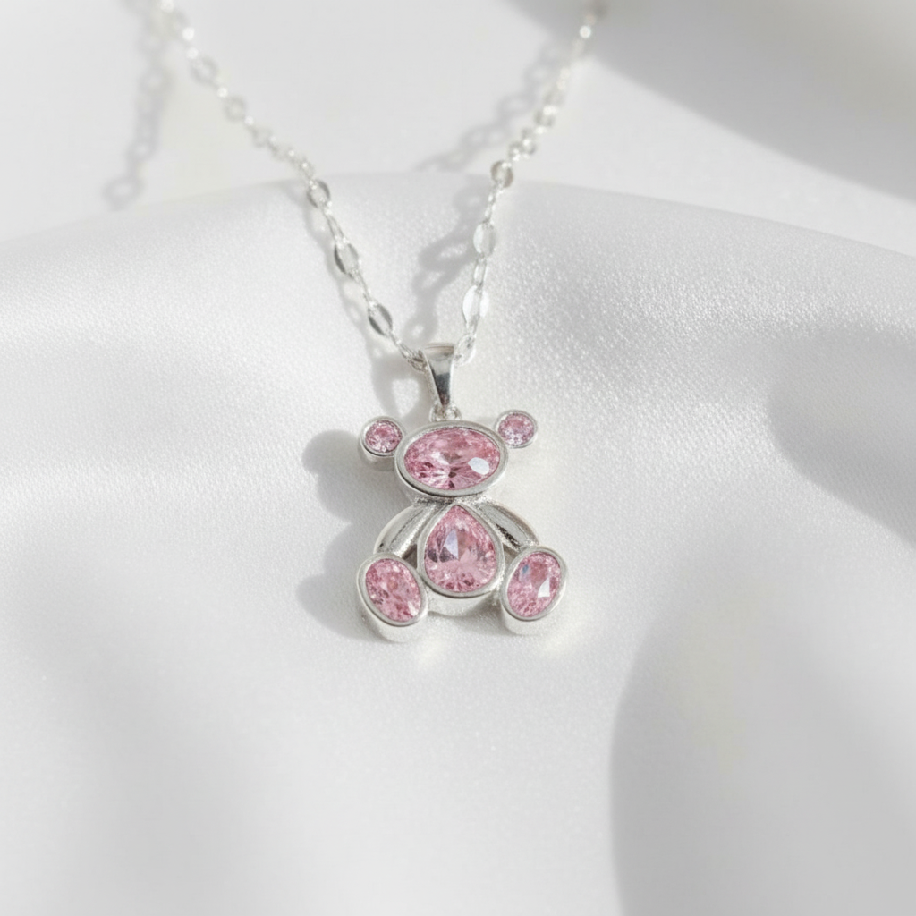 Collier ourson rose – fond soie blanche