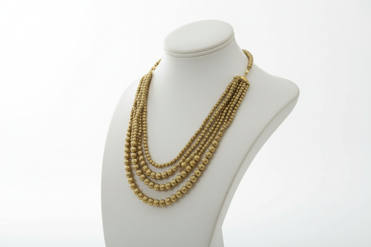 Collier perle dorée sur buste vue 2