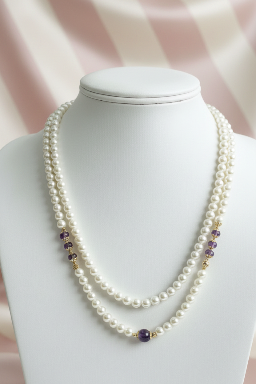 Collier perles améthystes sur buste - fond satiné