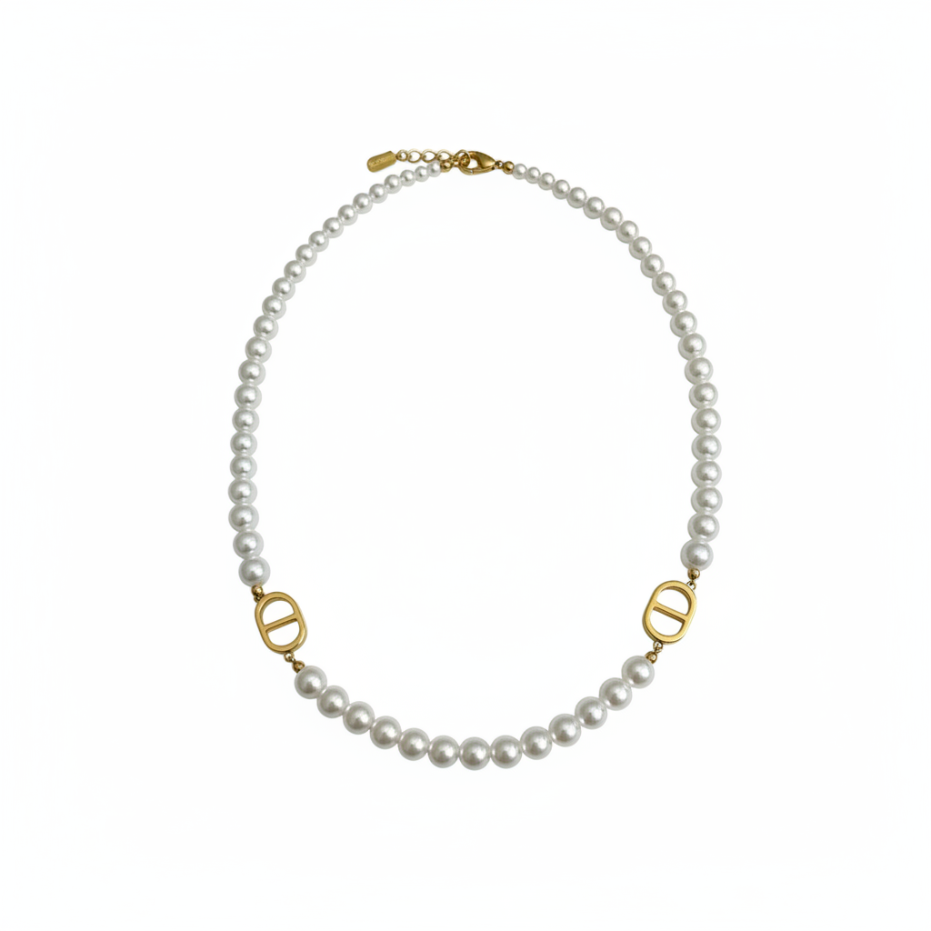 Collier perles de soi debout face caméra style marque
