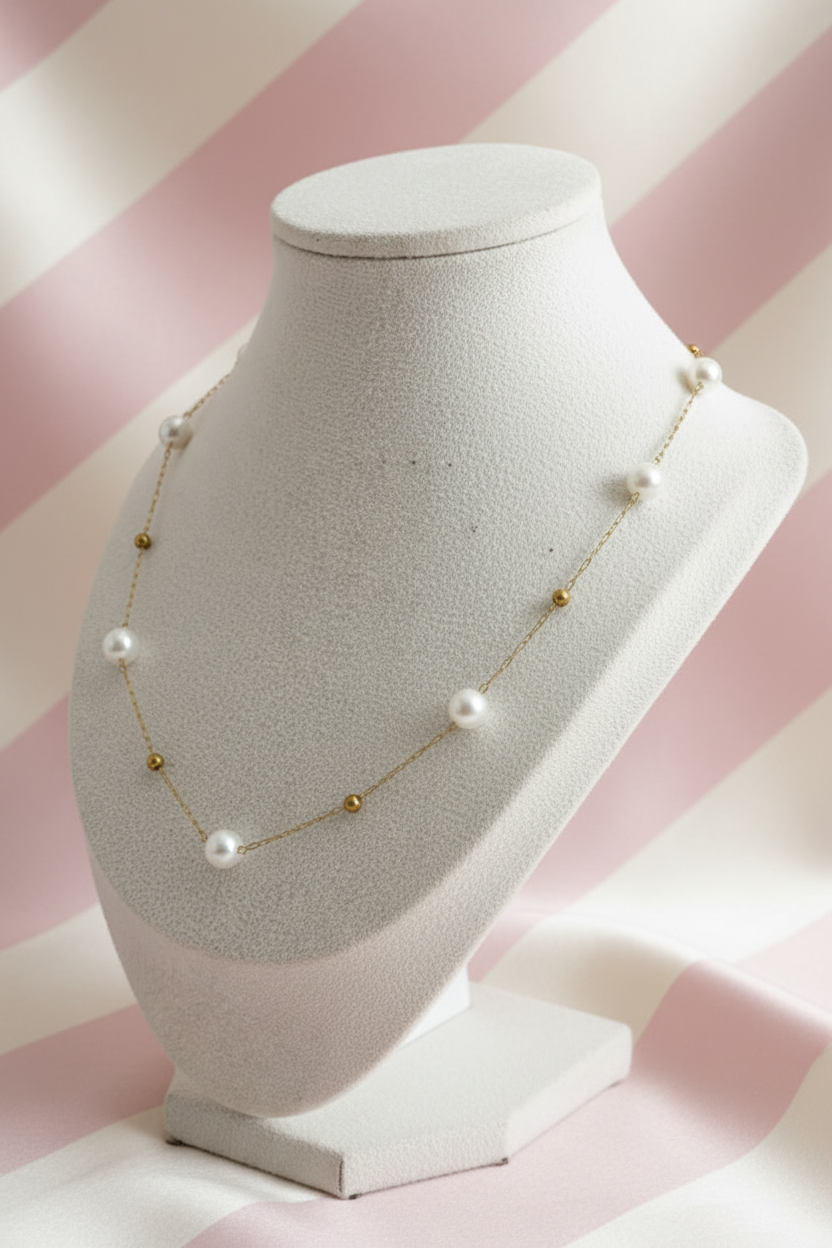 Collier perles or - buste - fond rayé rose crème