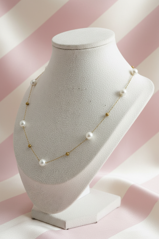 Collier perles or - buste - fond rayé rose crème
