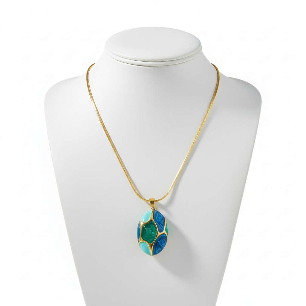 Collier pierres sculptées turquoise sur buste fond blanc
