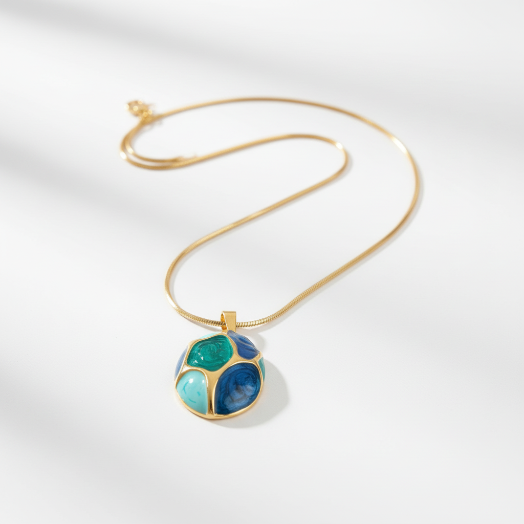 Collier pierres sculptées turquoise sur fond blanc