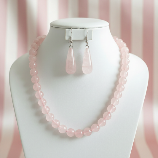 Collier quartz rose sur buste - fond rose rayé satiné