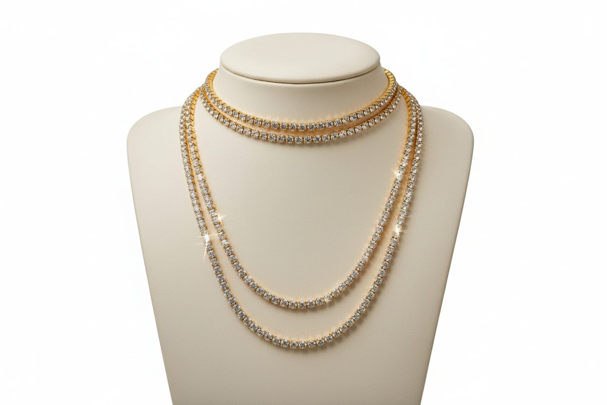 Collier sautoir doré sur buste