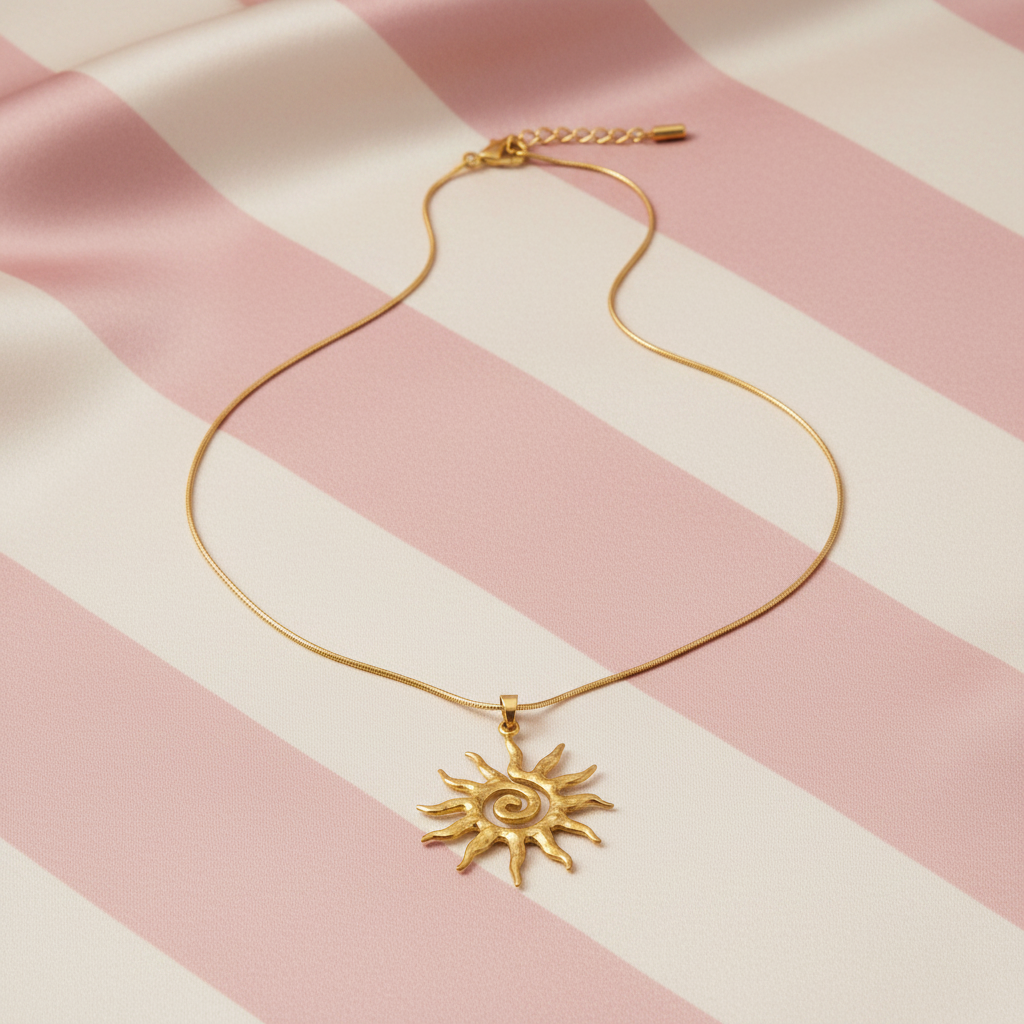 Collier soleil spirale - flat lay complet - fond rayé rose crème