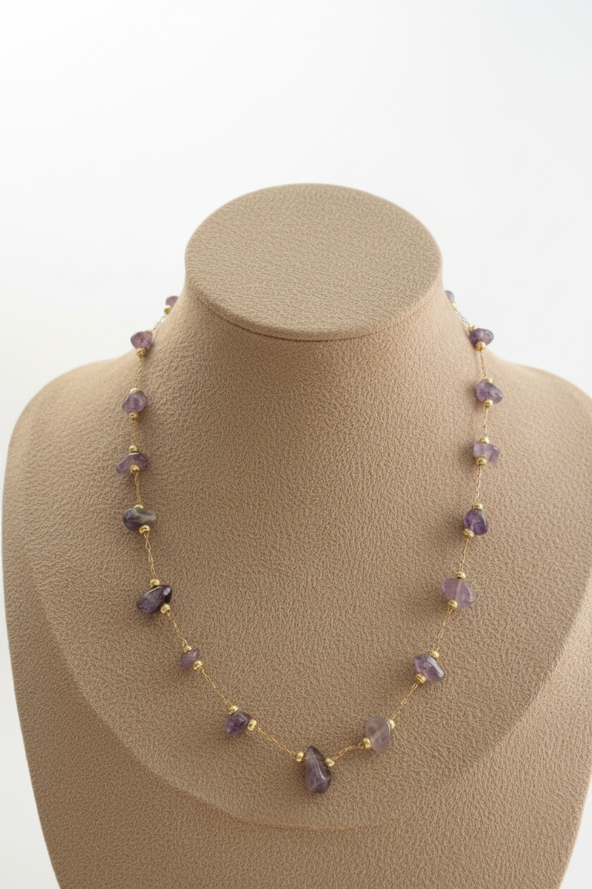 Collier Stella violet sur buste