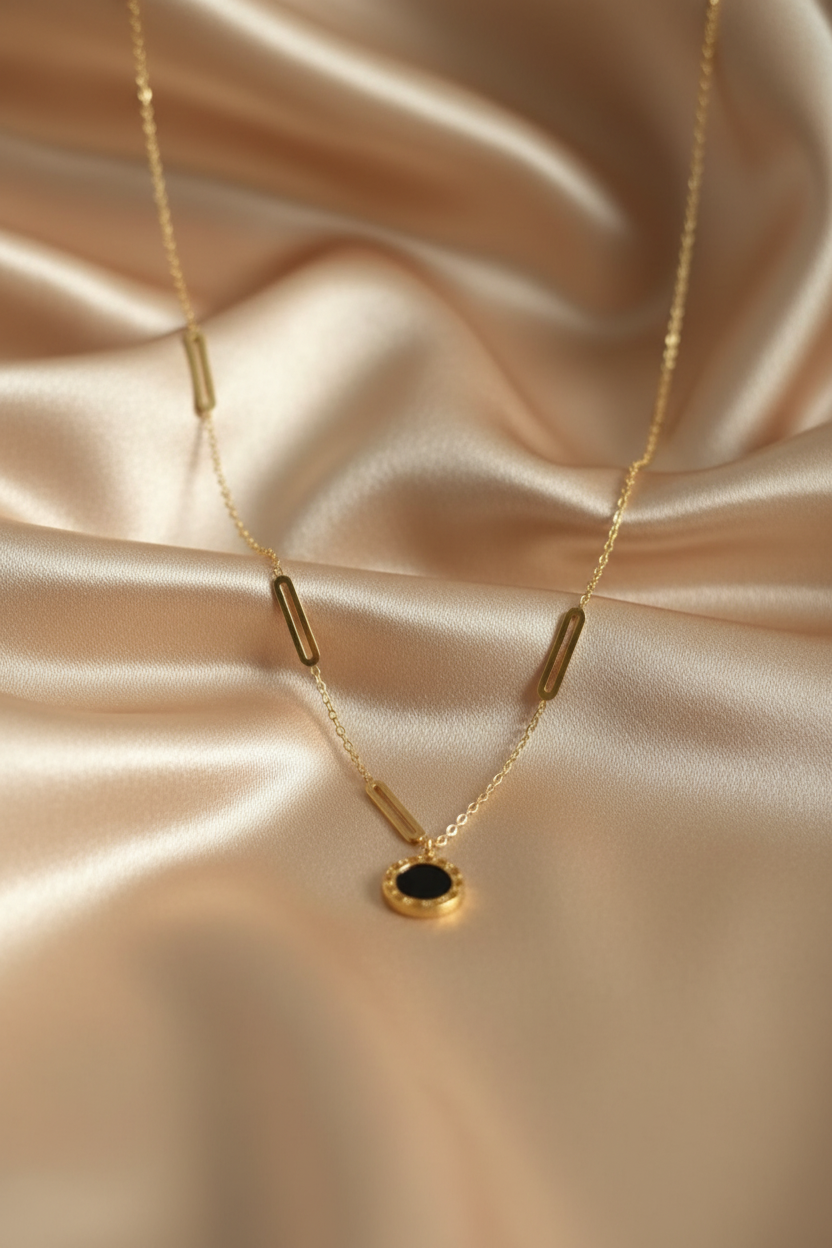 Collier sur fond satiné