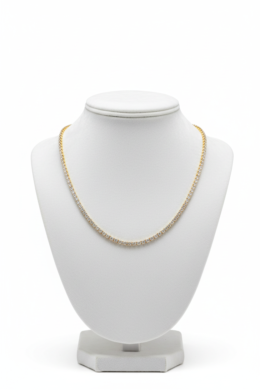 Collier Svetlana Gold sur buste velours blanc