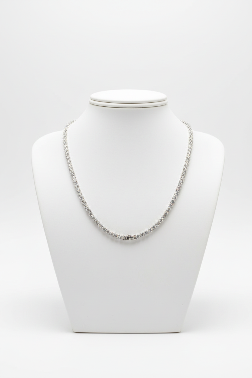 Collier Svetlana Silver brillant sur buste - fond blanc
